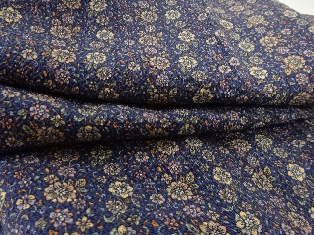  縮緬地　花模様　小紋着物